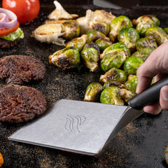Blackstone offset handle detail showing heat-resistant grip and benefit: comfortable leverage