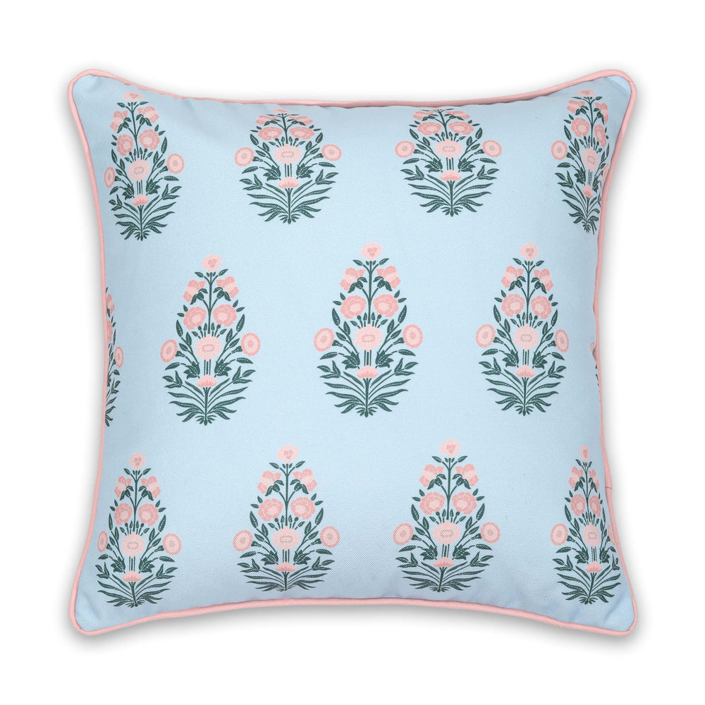 Hofdeco Premium styled on sofa with coastal accents, enhances room ambiance