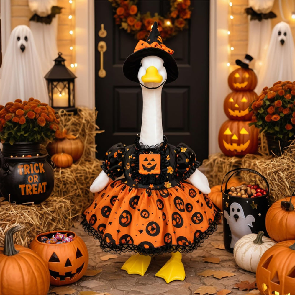 KNEBAD witch hat detail on goose showcasing trim and secure fit for display