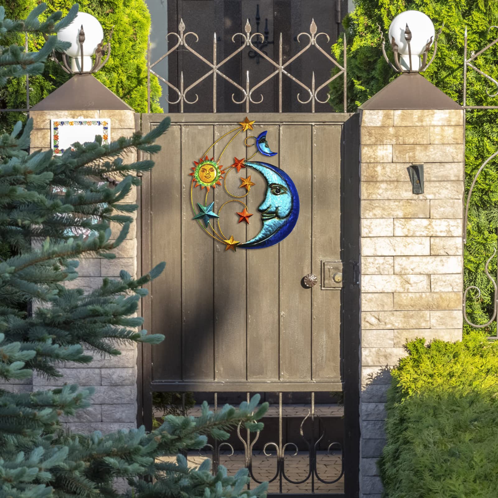 Meduofon moon and stars detail highlighting artistic motifs that complement the sun face