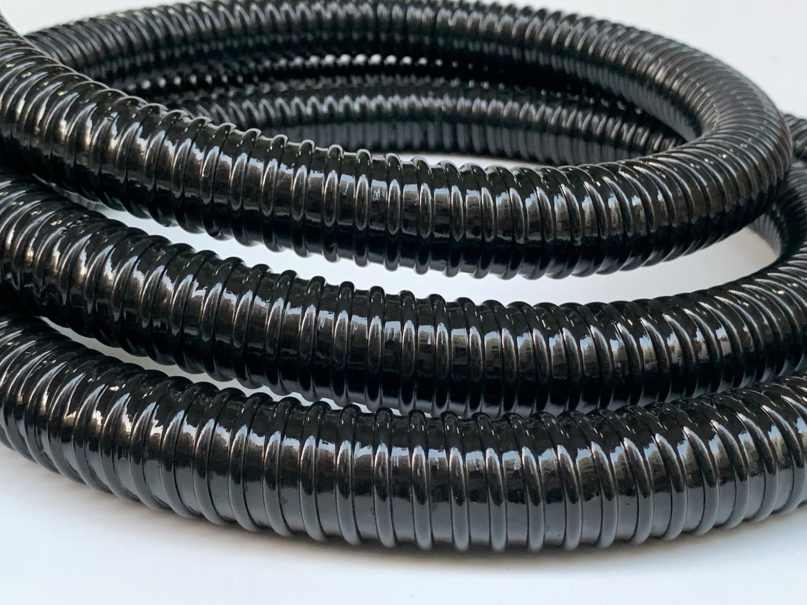 PEISONGFEI corrugated profile close-up demonstrating flexible, anti-kink tubing benefits
