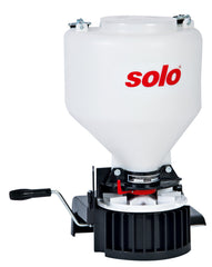 SOLO 421S front view showing compact hopper and balanced design for efficient spreading