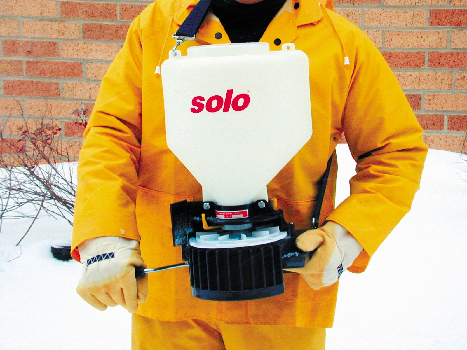 SOLO 421S six-inch hopper opening with screw-on cap for quick, spill-free refills