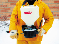 SOLO 421S six-inch hopper opening with screw-on cap for quick, spill-free refills