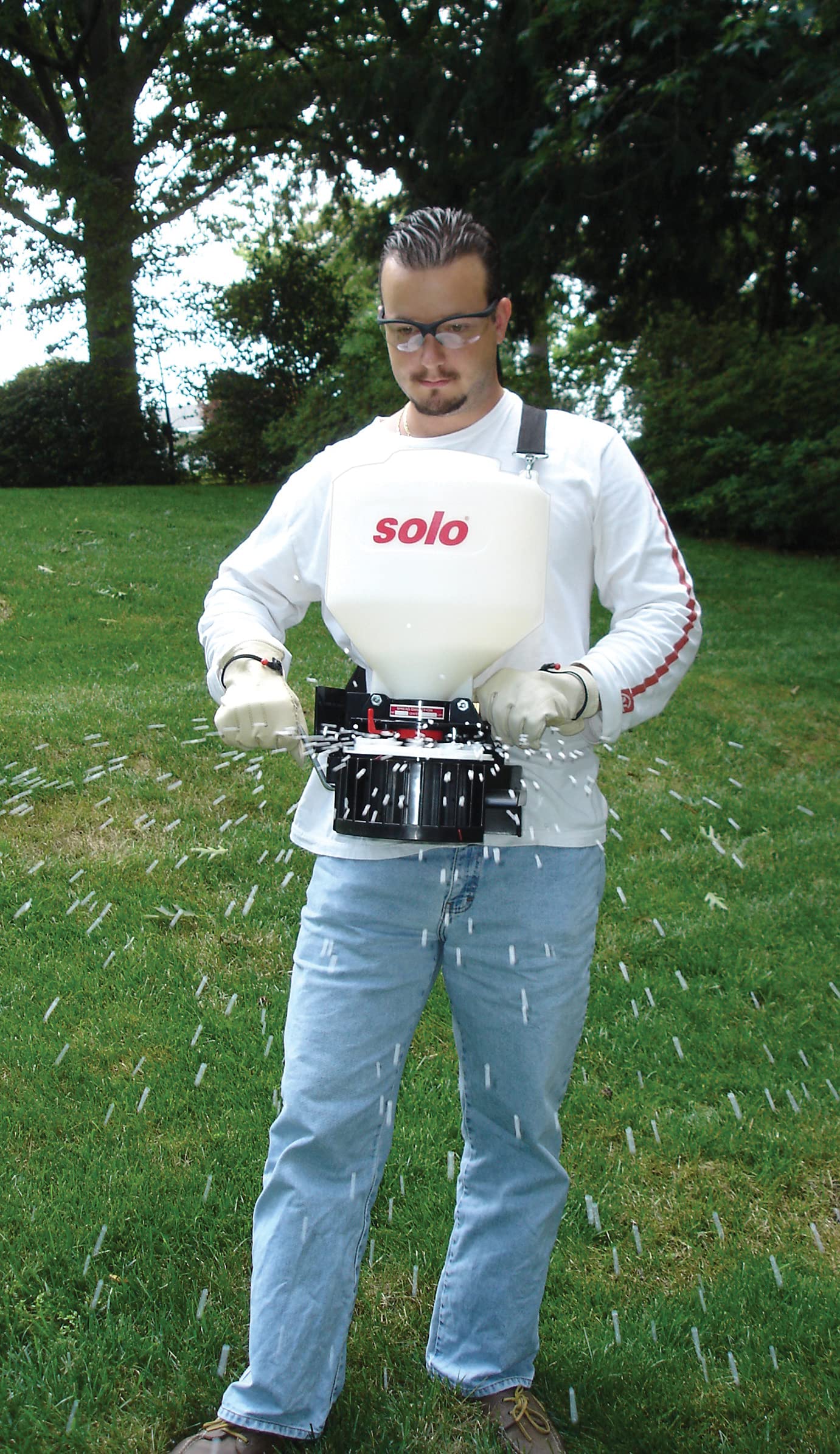 SOLO 421S control and directional adjustment label for tailored spread patterns