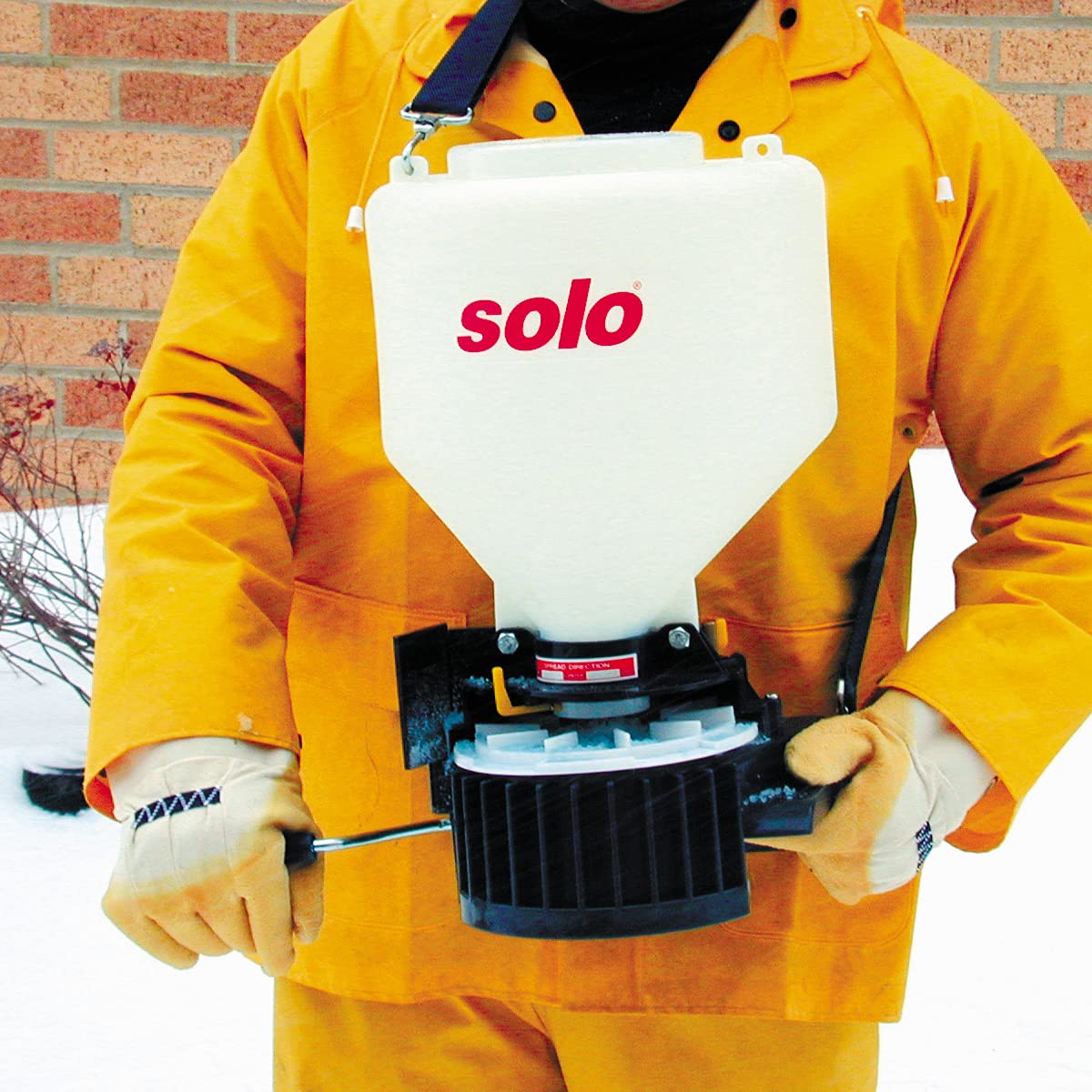 SOLO 421S next to 20 lb bag demonstrating capacity and portability for larger jobs