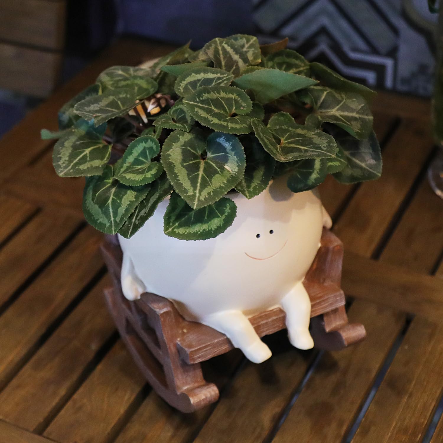 UMESONG planter beside coffee mug showing compact size and scale benefit