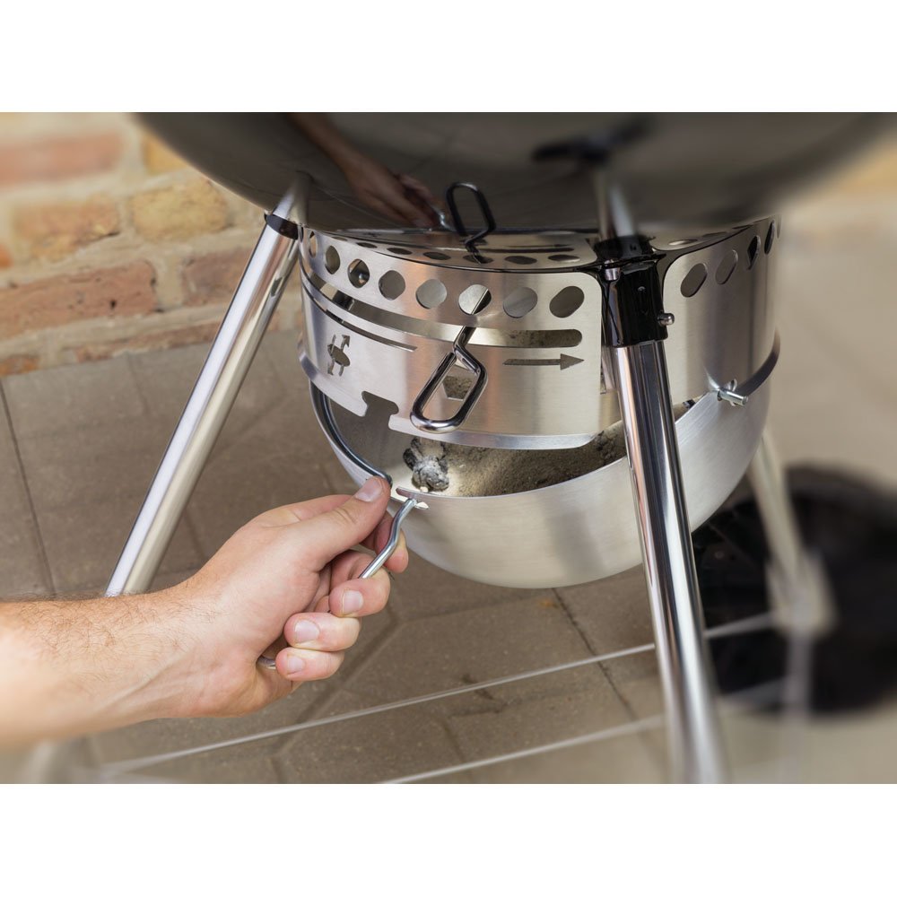 Weber lid thermometer reading temperature for reliable real-time monitoring
