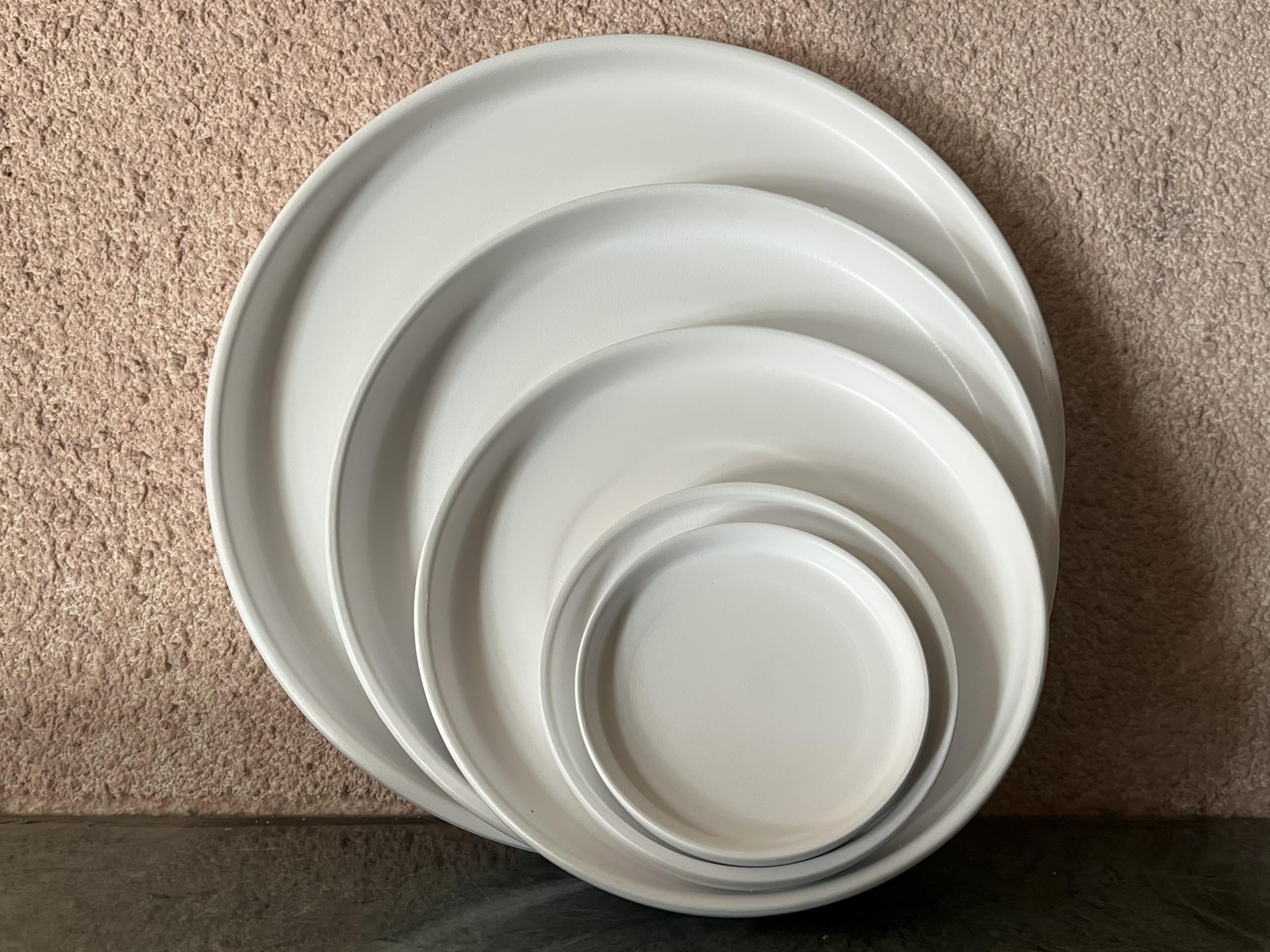 Woiida saucer holding a 12-inch potted plant showing organized drainage protection