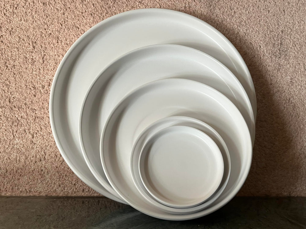 Woiida saucer holding a 12-inch potted plant showing organized drainage protection