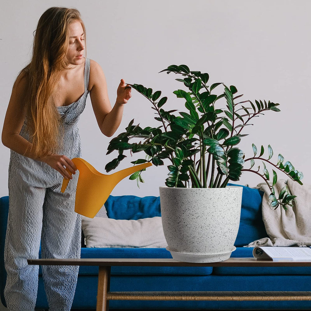 WOUSIWER pot size compared with hand illustrating lightweight, easy-to-move design